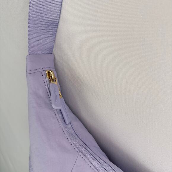 Lululemon Slouchy Sling Bag 6L - Picture 5 of 11